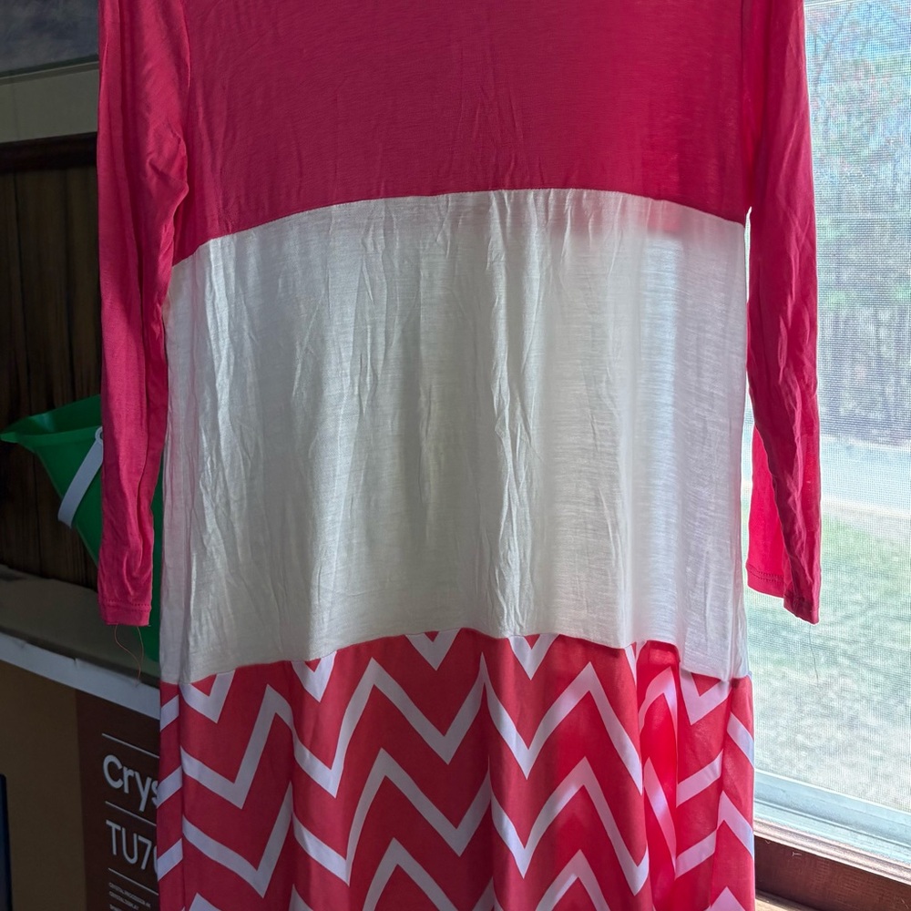 Pink and White Chevron Tunic 3/4 Sleeves. Size L.